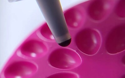 Cum păstram adezivul pentru extensii de gene?